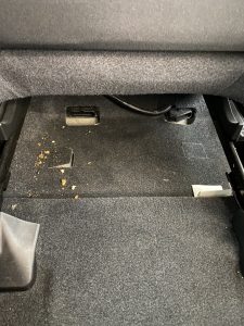 車内の食べこぼしを洗浄クリーニング